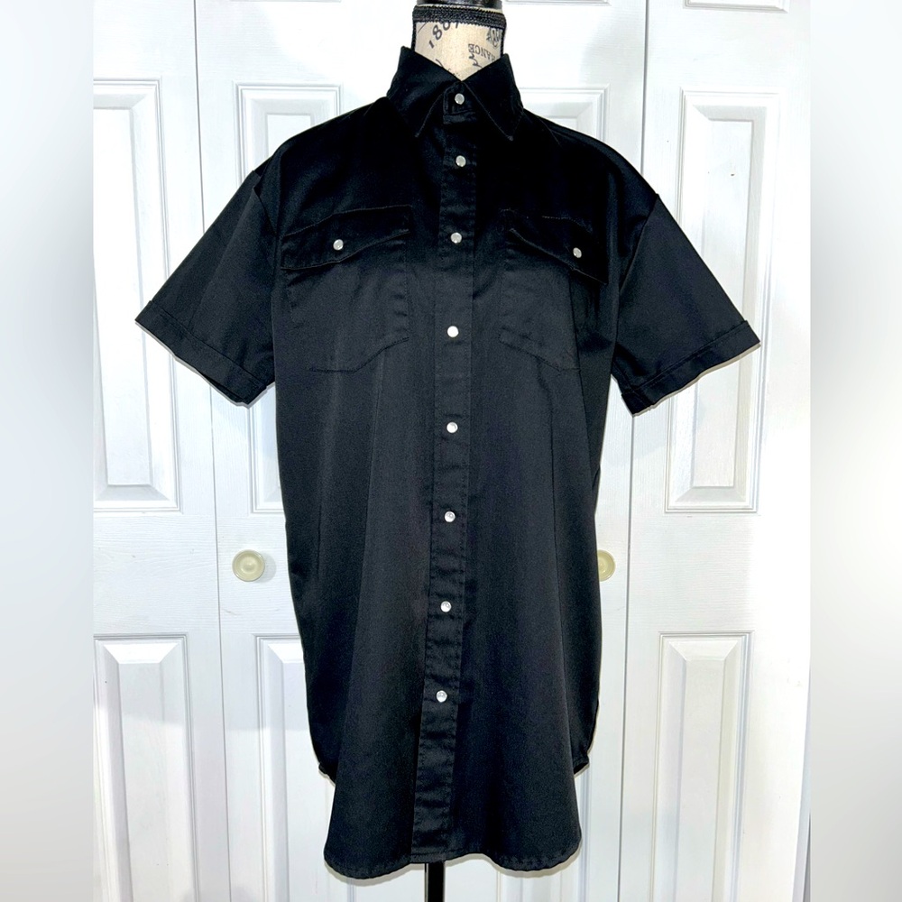 NWOT Men’s Snap Front and Pocket Cuffed Short Sleeve